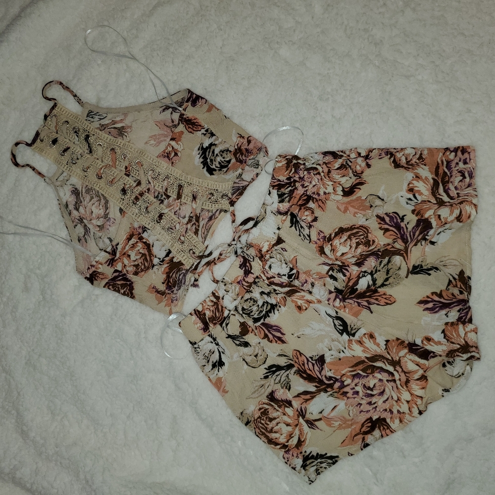 FLORAL 2 PIECE CROP TOP WITH SHORTS - Picture 4 of 9